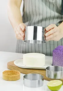 Dettaglio anello per mousse in acciaio inossidabile utile per tagliare dolci tondi.