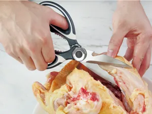 Gros plan détaillé de ciseaux de cuisine multi-usages coupant de la viande, lame robuste.