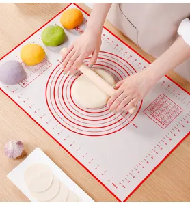 Détail du tapis de pétrissage en silicone épais avec mesures claires et scène de pâte.