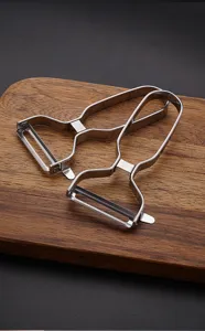 Vista dettagliata pelapatate da cucina in acciaio inox, design a doppia lama per frutta.