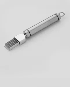 Détail de hachoir à herbes de cuisine en acier inoxydable avec coupe-oignon multi-lames.