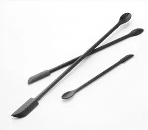 Mini spatola silicone vista dettaglio, raschietto cosmetico e barattolo nero a doppia punta.