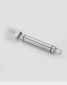 Vue détaillée du hachoir à oignons verts en acier inoxydable, outil de cuisine.