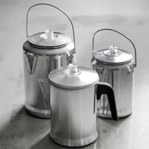 Set di caffettiera percolatore in alluminio, macchina da caffe vintage da campeggio.