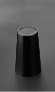 Nahaufnahme Detail des japanischen schwarzen gehämmerten Aluminiumbechers feine Textur.