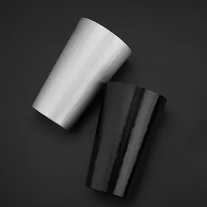 Japanischer Stil Aluminium gehämmerte Bierbecher Set zwei silberne und schwarze Metallbecher