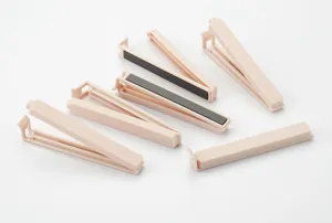 Gedetailleerd overzicht van plastic magnetische sluitclips voor voedselzakken.