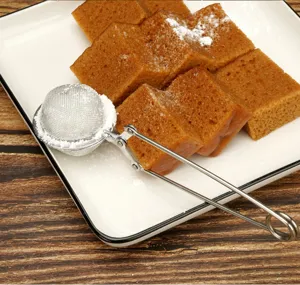 Handige roestvrijstalen meelzeef detail voor bakken en bestrooien met poedersuiker cacaopoeder.