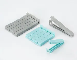 Gedetailleerd overzicht van plastic voedselafdichtingsclips met duidelijk mechanisme en kleuren.