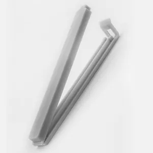 Grijs plastic voedsel afdichtingsclip voor snackzakken, vochtbestendig keukengereedschap opslag.