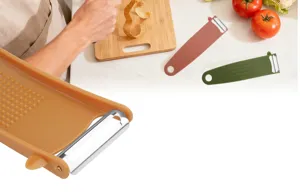 Primer plano detallado de pelador y rallador de verduras de cocina multifuncional moderno.