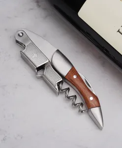 Detail van roestvrijstalen sommelier kurkentrekker met ergonomisch houten handvat.