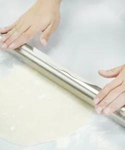 Gedetailleerd detail van een roestvrijstalen deegroller voor het soepel uitrollen van deeg.