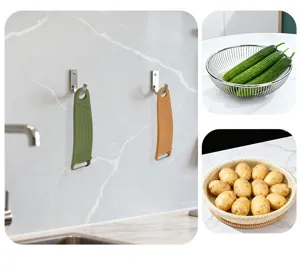 Detalle de pelador de verduras con diseño colgante práctico y colores nórdicos para cocina.