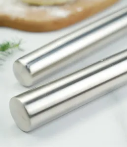 Detail van roestvrijstalen deegroller, glad metaloppervlak voor bakken in de keuken.