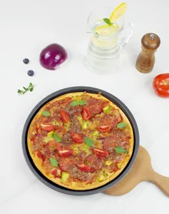 Vista di dettaglio della teglia per pizza rotonda antiaderente in acciaio al carbonio 12 pollici