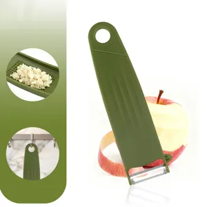 Pelador multifuncional de frutas y verduras con rallador de ajo, práctico utensilio verde.