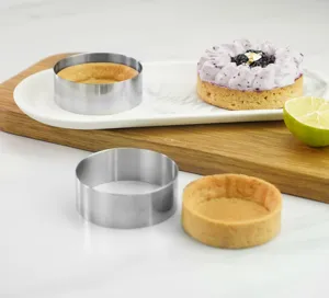 Anello per mousse rotondo in acciaio inossidabile dettaglio per crostatine e dolci.
