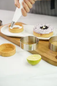 Dettaglio anello per mousse in acciaio inossidabile con cottura e stampo per crostata.