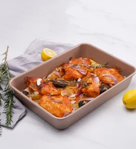 Λεπτομερης οψη ορθογωνιου ταψιου ψησης γεματος με ψημενο κοτοπουλο και λεμονια.