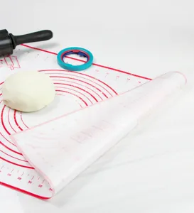 Détail de tapis de pétrissage en silicone avec échelles de mesure et lignes de grille.