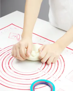 Détail de tapis de pétrissage en silicone montrant le processus de préparation de pâte.