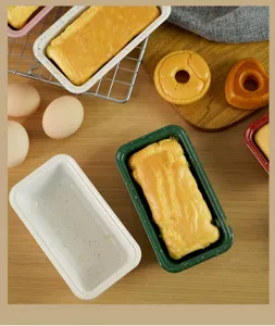 Moule à pain en acier au carbone moucheté, idéal pour la pâtisserie et la cuisine maison.