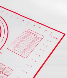 Detail du tapis de petrissage en silicone avec echelles de mesure et tableau de temperature.