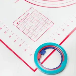 Tapis de pâtisserie en silicone avec mesures et anneaux de rouleau à pâtisserie pratique.