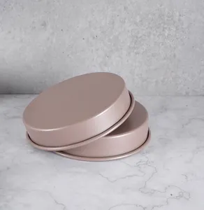 Round non-stick baking pan detail view, perfect for making delicious cakes and pizzas at home.