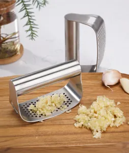 Prensa ajos de acero inoxidable con mango ergonómico para uso diario en cocina.