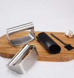 Set de prensa de ajo de acero inoxidable con tubo pelador de silicona y cepillo.