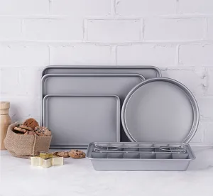 Dettaglio del set di teglie da forno antiaderenti con varie placche rettangolari.