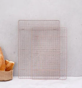 Grille de refroidissement en fil rose pour pâtisserie, gâteau, pain et biscuits.
