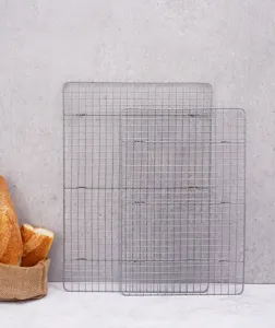 Vue detaillee des grilles de refroidissement en fil d'acier pour le pain et les biscuits.
