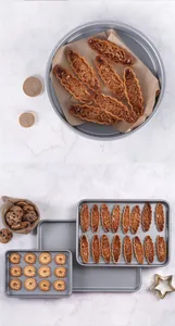 Vista dettagliata del set di teglie da forno antiaderenti spesse con biscotti e dolci.