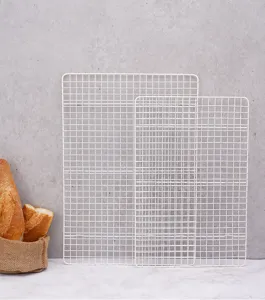Grille de refroidissement en fil blanc pour pain et biscuits. Vue détaillée de l'accessoire.