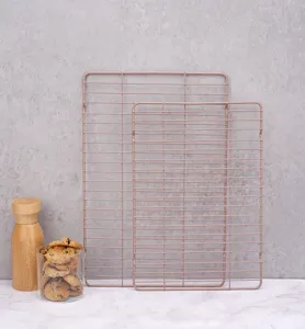 Vue détaillée de deux grilles de refroidissement roses rectangulaires pour la cuisson.