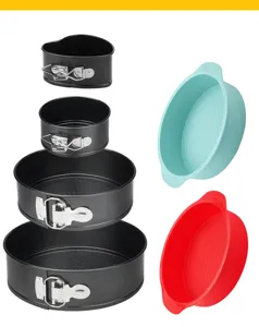 Dettaglio set teglie da forno, tortiere apribili in acciaio e stampi in silicone.