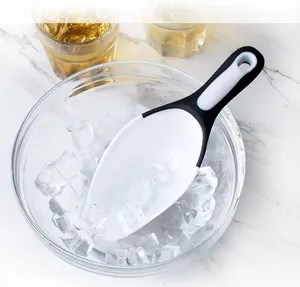 Gedetailleerd overzicht van de plastic ijschep, ergonomische handgreep en gladde schepbak.