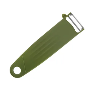 Pelador de verduras de cocina verde con hoja de acero inoxidable y agujero para colgar.