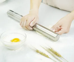 Gedetailleerd uitzicht van 40cm roestvrij staal deegroller voor keuken bakgereedschap