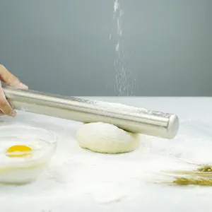Roestvrijstalen deegroller van 40cm voor bakken, handig keukengereedschap voor al je deegbereidingen.