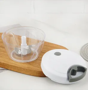 Tritataglio aglio manuale a corda mini, robot da cucina portatile e tagliaverdure efficiente.