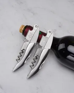 Vue détaillée de tire-bouchon sommelier en acier, ouvre-bouteille pour vin rouge.