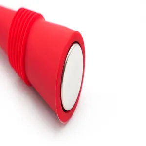 Voedselveilige siliconen rode wijnstop detailweergave, met levendig rood en een stijlvolle metalen basis.