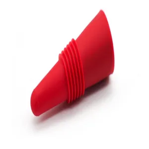Rode siliconen wijnstop detail weergave, flexibel geriband kegel afdichtingsontwerp flessen.
