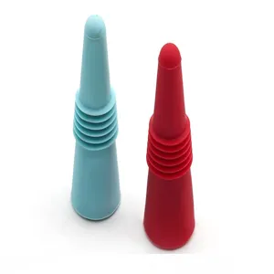 Detailweergave van siliconen wijnflesstop in blauw en rood met handig ringdesign.