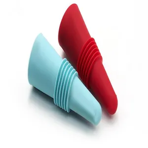 Detailopname van siliconen wijnstoppen in blauw en rood met flexibele afdichtingsringen.