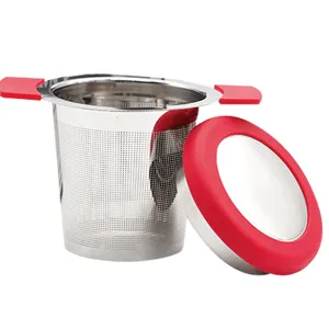Infuseur à thé en acier inoxydable avec poignées et couvercle en silicone rouge.